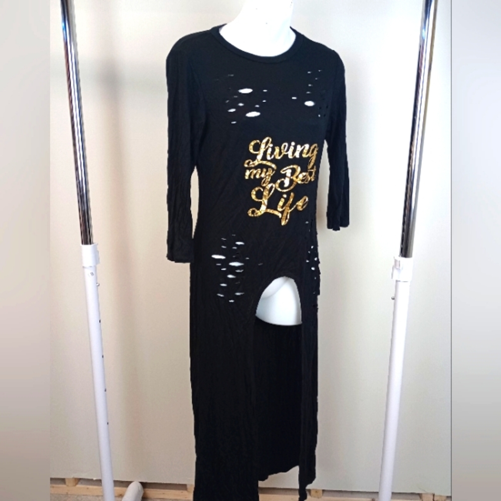 Graphic top with slits